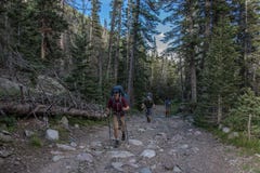 Crestone, Colorado - 27 agosto 2015 - uomini che backpacking la traccia del sud della colonia nell'area di regione selvaggia di S fotografia stock Crestone, Colorado - 27 agosto 2015 - uomini che backpacking la traccia del sud della colonia nell'area di regione selvaggia di S fotografia stock