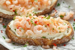 Crevettes roses, bruschette de fruits de mer de crevette avec du fromage crémeux, persil et piment image stock Crevettes roses, bruschette de fruits de mer de crevette avec du fromage crémeux, persil et piment image stock