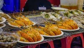 Crevettes à vendre au marché en plein air images stock Crevettes à vendre au marché en plein air images stock
