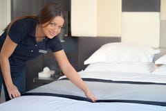 Criada Making Bed imagen de archivo Criada Making Bed imagen de archivo