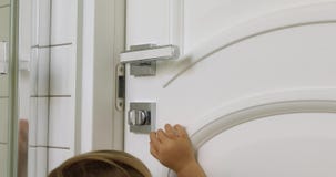A criança abre a porta A criança abre a porta