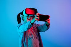 Criança adolescente que joga com realidade virtual de VR fotos de stock royalty free Criança adolescente que joga com realidade virtual de VR fotos de stock royalty free