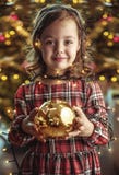 Criança bonito que guarda uma bola de vidro da árvore de Natal fotos de stock Criança bonito que guarda uma bola de vidro da árvore de Natal fotos de stock