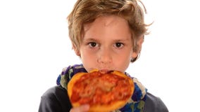 Criança considerável que come uma pizza filme Criança considerável que come uma pizza filme