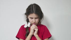 Criança da menina que reza em um fundo branco religião adolescente da menina video estoque Criança da menina que reza em um fundo branco religião adolescente da menina video estoque