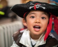 Criança em um traje do pirata fotografia de stock Criança em um traje do pirata fotografia de stock