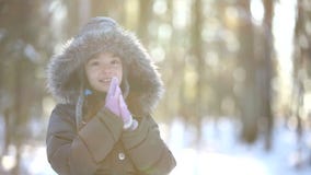 A criança está nas madeiras do inverno video estoque A criança está nas madeiras do inverno video estoque