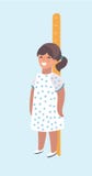 A criança mede o crescimento A menina está medindo sua altura ilustração stock A criança mede o crescimento A menina está medindo sua altura ilustração stock