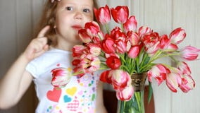 A criança que aspira uma flor da tulipa e espirra e risca seu nariz Alergia ?s flores filme A criança que aspira uma flor da tulipa e espirra e risca seu nariz Alergia ?s flores filme