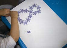 Criança que faz o cartão com imagem o 8 de março Documento da criança Material para a faculdade criadora kindergarten fotografia de stock Criança que faz o cartão com imagem o 8 de março Documento da criança Material para a faculdade criadora kindergarten fotografia de stock