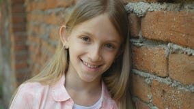 Criança que sorri olhando a câmera, criança que ri, cara feliz da menina da escola da expressão fotos de stock royalty free Criança que sorri olhando a câmera, criança que ri, cara feliz da menina da escola da expressão fotos de stock royalty free