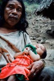Criança tribal de Kogi que faz a lavanderia no córrego próximo perto de sua casa imagens de stock Criança tribal de Kogi que faz a lavanderia no córrego próximo perto de sua casa imagens de stock