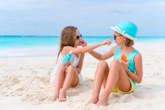 Crianças que aplicam o creme do sol entre si na praia O conceito da proteção da radiação ultravioleta foto de stock Crianças que aplicam o creme do sol entre si na praia O conceito da proteção da radiação ultravioleta foto de stock