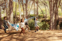 Crianças que apreciam junto no parque fotos de stock Crianças que apreciam junto no parque fotos de stock