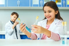 Crianças que aprendem a química no laboratório da escola que compara líquidos foto de stock royalty free Crianças que aprendem a química no laboratório da escola que compara líquidos foto de stock royalty free