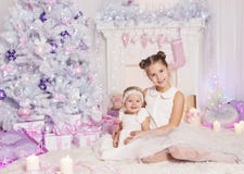 Crianças que comemoram o feriado do Natal, árvore do Xmas dos bebês da criança fotos de stock Crianças que comemoram o feriado do Natal, árvore do Xmas dos bebês da criança fotos de stock