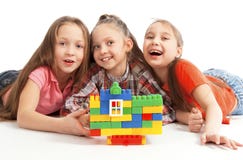 Crianças que jogam uma casa do brinquedo foto de stock Crianças que jogam uma casa do brinquedo foto de stock