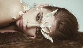 Criatura del cuento de hadas con las espinas en la piel que miente en la manta negra de la piel Diablo femenino con la gente de t fotos de archivo Criatura del cuento de hadas con las espinas en la piel que miente en la manta negra de la piel Diablo femenino con la gente de t fotos de archivo