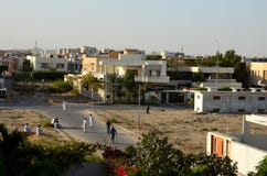 Cricket Karachi Pakistan della via del gioco degli uomini immagini stock libere da diritti Cricket Karachi Pakistan della via del gioco degli uomini immagini stock libere da diritti