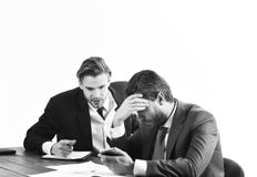 Crise financeira, débito do crédito, falência Os homens dentro com as caras cansados, preocupadas leram notícias de negócios Sóci fotografia de stock Crise financeira, débito do crédito, falência Os homens dentro com as caras cansados, preocupadas leram notícias de negócios Sóci fotografia de stock