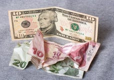 Crisis financiera: nuevos dólares sobre liras turcas arrugadas Foto de archivo Crisis financiera: nuevos dólares sobre liras turcas arrugadas Foto de archivo