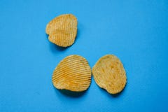 crispy frytki na błękitnym tle Nachos uk?ady scaleni zdjęcia stock crispy frytki na błękitnym tle Nachos uk?ady scaleni zdjęcia stock