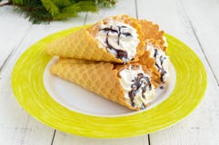 Crispy miodowi opłatki w postaci rożków, wypełniających z lotniczym waniliowym kremowym lody z czekoladowego syropu polewą zdjęcia royalty free Crispy miodowi opłatki w postaci rożków, wypełniających z lotniczym waniliowym kremowym lody z czekoladowego syropu polewą zdjęcia royalty free