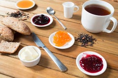 Crispy rolki z masłem, dżemem i gorącą herbatą dla śniadania, Zdjęcia Stock Crispy rolki z masłem, dżemem i gorącą herbatą dla śniadania, Zdjęcia Stock
