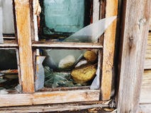 Cristal con una ventana quebrada en la casa vieja en el fondo de la nieve en invierno imagenes de archivo Cristal con una ventana quebrada en la casa vieja en el fondo de la nieve en invierno imagenes de archivo