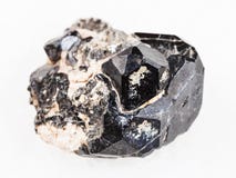 cristal negro crudo de la piedra preciosa de rubí sintético en diósido foto de archivo cristal negro crudo de la piedra preciosa de rubí sintético en diósido foto de archivo
