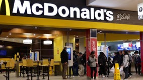 Critique el tiro de la formación de la gente para la comida que ordena en el contador de pago y envío de McDonalds Critique el tiro de la formación de la gente para la comida que ordena en el contador de pago y envío de McDonalds