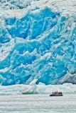 Crociera dello zodiaco a Tracy Arm Glacier, Alaska fotografie stock Crociera dello zodiaco a Tracy Arm Glacier, Alaska fotografie stock