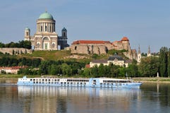 Crociera e la basilica Esztergom, Ungheria immagine stock libera da diritti Crociera e la basilica Esztergom, Ungheria immagine stock libera da diritti