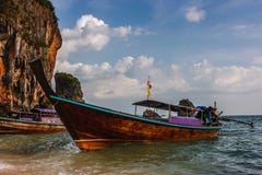 Crogiolo tailandese tradizionale di coda lunga al tramonto in spiaggia di Railay, Krabi, Tailandia Fotografie Stock Crogiolo tailandese tradizionale di coda lunga al tramonto in spiaggia di Railay, Krabi, Tailandia Fotografie Stock