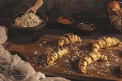 Croissant cru avec des ingrédients image stock Croissant cru avec des ingrédients image stock