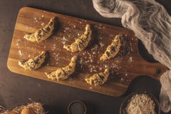 Croissant crudo con gli ingredienti immagine stock Croissant crudo con gli ingredienti immagine stock