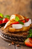 Croissant del panino con il formaggio di capra fotografie stock Croissant del panino con il formaggio di capra fotografie stock