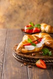 Croissant del panino con il formaggio di capra immagine stock libera da diritti Croissant del panino con il formaggio di capra immagine stock libera da diritti