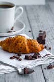 croissant delizioso con una tazza di caffè su una tavola grigia di legno immagine stock libera da diritti croissant delizioso con una tazza di caffè su una tavola grigia di legno immagine stock libera da diritti