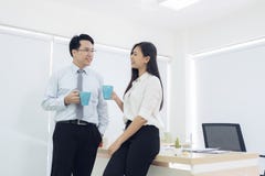 Croissant doux et une cuvette de café à l'arrière-plan Couples de jeunes collègues dans la position de tenue de soirée photos stock Croissant doux et une cuvette de café à l'arrière-plan Couples de jeunes collègues dans la position de tenue de soirée photos stock