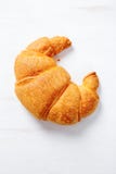 Croissant en el fondo blanco foto de archivo libre de regalías Croissant en el fondo blanco foto de archivo libre de regalías