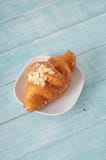 Croissant frais avec des copeaux d'amande Image libre de droits Croissant frais avec des copeaux d'amande Image libre de droits