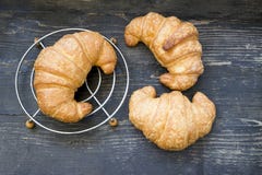Croissant frais sur un fond foncé Image libre de droits Croissant frais sur un fond foncé Image libre de droits
