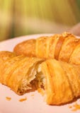 croissant francese del cioccolato in Provenza soleggiata - vacanze estive e concetto europeo di cucina fotografia stock libera da diritti croissant francese del cioccolato in Provenza soleggiata - vacanze estive e concetto europeo di cucina fotografia stock libera da diritti