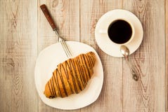 Croissant na filiżance z napojem i talerzu zdjęcia stock Croissant na filiżance z napojem i talerzu zdjęcia stock