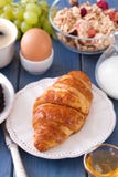 Croissant na talerzu z mlekiem, jajko zdjęcie royalty free Croissant na talerzu z mlekiem, jajko zdjęcie royalty free