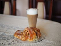 Croissant tradizionali di St Martins della lucidatura in Latte del caffè e di Poznan immagine stock Croissant tradizionali di St Martins della lucidatura in Latte del caffè e di Poznan immagine stock