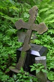 Croix chrétienne dans les bosquets sauvages de la végétation verte dans le vieux cimetière photo libre de droits Croix chrétienne dans les bosquets sauvages de la végétation verte dans le vieux cimetière photo libre de droits