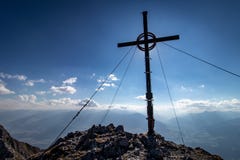 Croix de sommet de montagne avec la vue panoramique photos stock Croix de sommet de montagne avec la vue panoramique photos stock