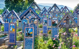 Croix en bois peintes dans le joyeux cimetière célèbre dans Maramures photographie stock libre de droits Croix en bois peintes dans le joyeux cimetière célèbre dans Maramures photographie stock libre de droits